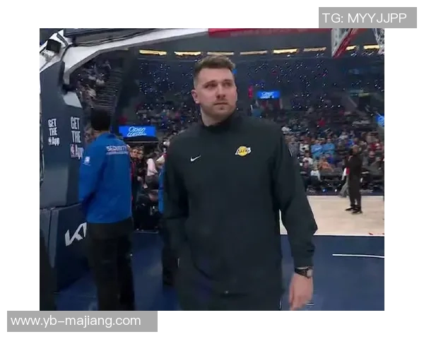 东契奇与里夫斯现场观战布朗尼G联盟比赛展现篮球热情与友谊